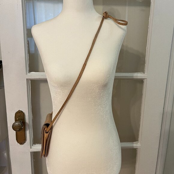 Small Leather Vintage Crossbody/Saddle Bag in Tan Brown - Picture 2 of 5
